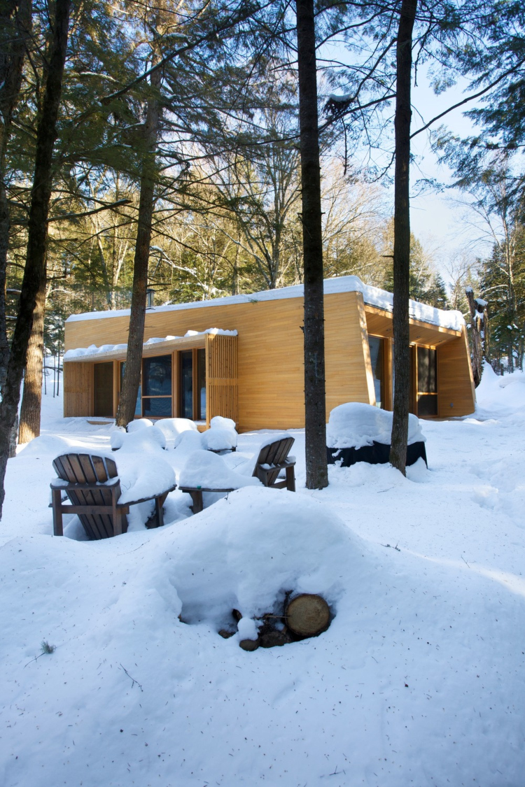 Kuća od kedra, hrasta i oraha u šumi prekrivenoj snegom